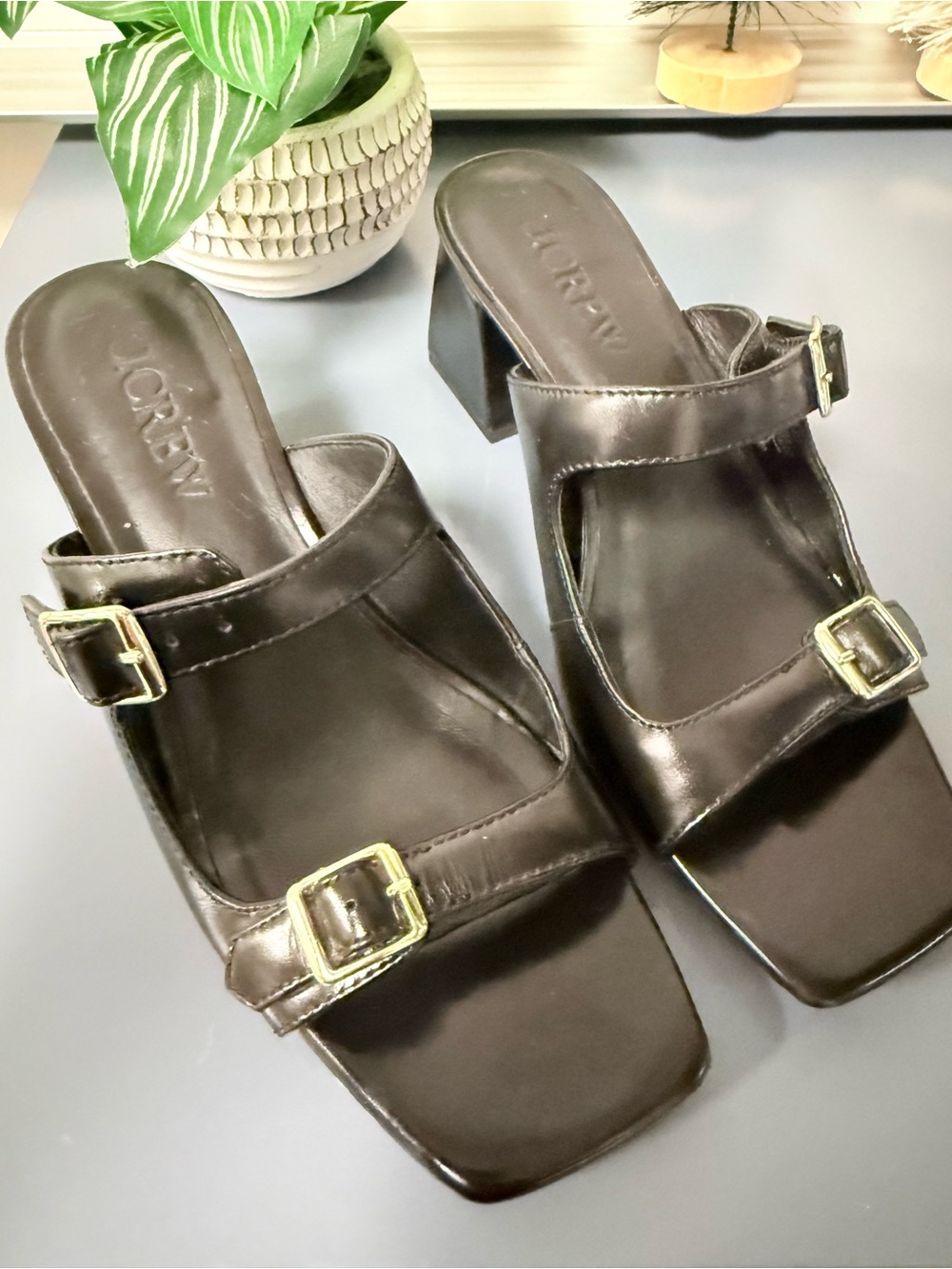 Layne buckle sandals in leather